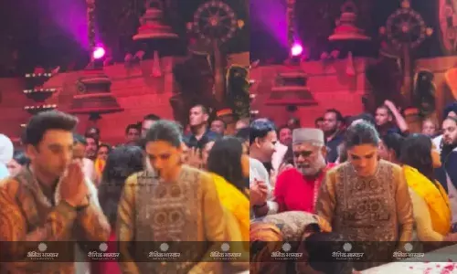 छोटे बाल, क्लीन शेव, नए लुक में बप्पा का आशीर्वाद लेते दिखे धुरंधर रणवीर सिंह, दीपिका पादुकोण भी साथ आईं नजर छोटे बाल, क्लीन शेव, नए लुक में बप्पा का आशीर्वाद लेते दिखे धुरंधर रणवीर सिंह, दीपिका पादुकोण भी साथ आईं नजर