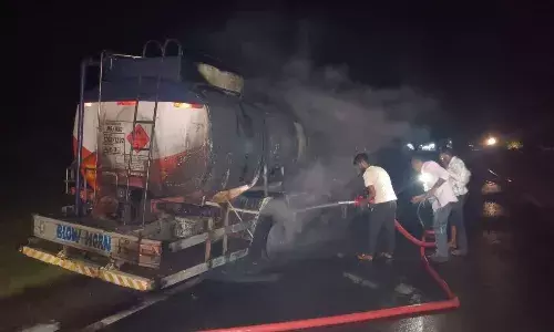 पेट्रोल और डीजल से भरे टैंकर में लगी आग से हडक़ंप पेट्रोल और डीजल से भरे टैंकर में लगी आग से हडक़ंप