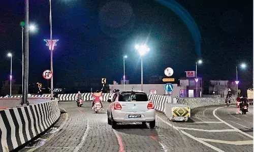 भूल-भुलैया बन रहा नया बना फ्लाईओवर संकेतक नहीं होने से भटक रहे वाहन चालक