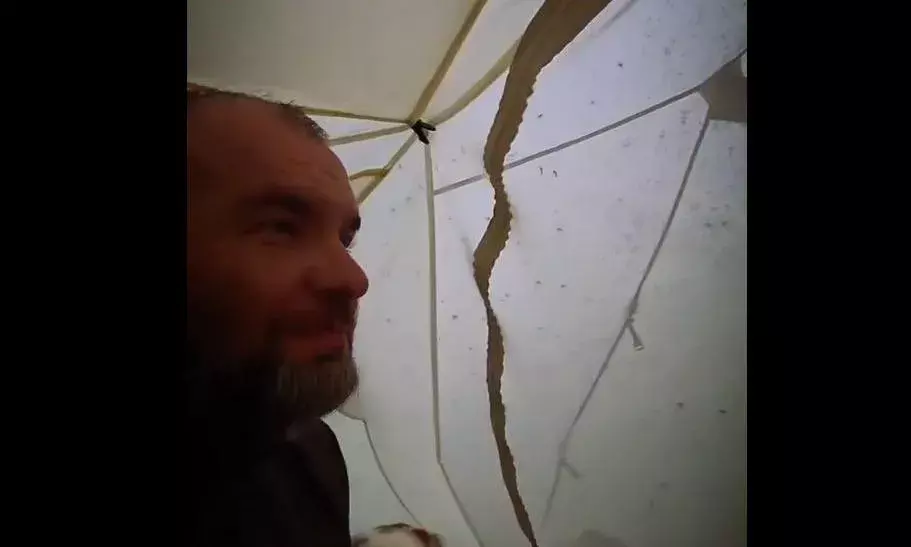 मच्छरदानी के बाहर देखने को मिला अजीबोगरीब नजारा, वायरल वीडियो देखकर लोगों के आए गूजबंप्स!