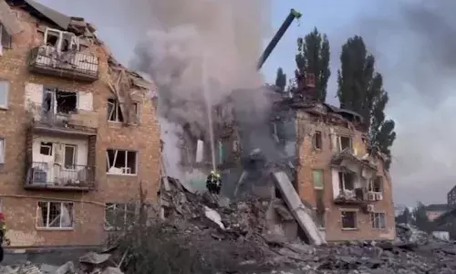 रूस ने कीव पर दागीं 629 मिसाइलें और ड्रोन, 14 लोगों की मौत 48 घायल रूस ने कीव पर दागीं 629 मिसाइलें और ड्रोन, 14 लोगों की मौत 48 घायल