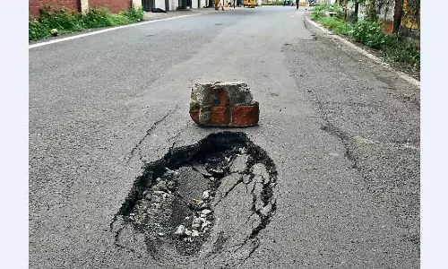 बारिश से सड़क पर हो गए गड्ढे, हादसों का खतरा