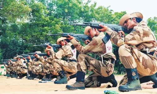 सीआईएसएफ में पहली बार सुरक्षा की कमान संभालेंगी महिला कमांडो सीआईएसएफ में पहली बार सुरक्षा की कमान संभालेंगी महिला कमांडो