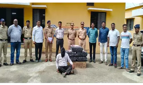कार से 21 लाख का गांजा बरामद, एक्सीडेंट की जांच करने पहुंंची थी पुलिस, एलसीबी ने की जब्ती