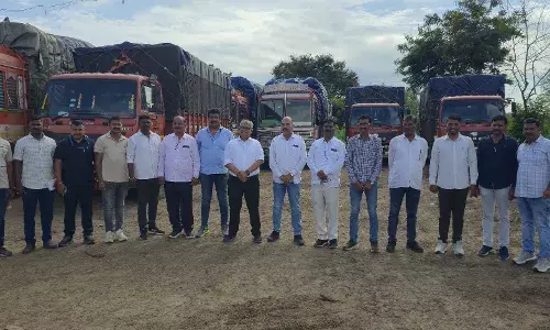 13 ट्रकों से लाखों की सड़ी सुपारी और तंबाकू जब्त, 10 चालक गिरफ्तार- 3 फरार 13 ट्रकों से लाखों की सड़ी सुपारी और तंबाकू जब्त, 10 चालक गिरफ्तार- 3 फरार