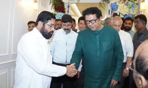 महाराष्ट्र डिप्टी सीएम एकनाथ शिंदे ने राज ठाकरे से की मुलाकात, लंबे समय तक कई विषयों पर हुई गहन चर्चा महाराष्ट्र डिप्टी सीएम एकनाथ शिंदे ने राज ठाकरे से की मुलाकात, लंबे समय तक कई विषयों पर हुई गहन चर्चा