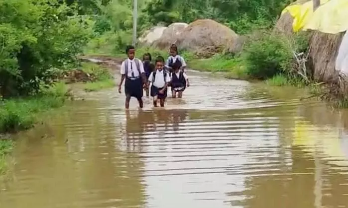 इधर सरकार चला रही सर्वशिक्षा अयान, उधर सड़क के लिए अनशन पर बैठे नौनिहाल इधर सरकार चला रही सर्वशिक्षा अयान, उधर सड़क के लिए अनशन पर बैठे नौनिहाल