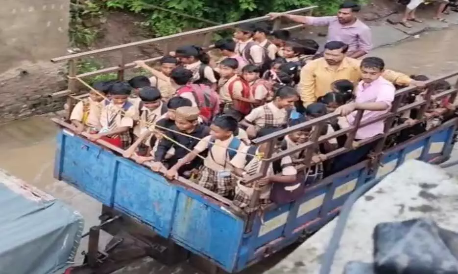 मूसलधार बारिश से स्कूल का संपर्क टूटा, कार्यकर्ताओं ने छात्रों को सुरक्षित स्थान पर पहुंचाया मूसलधार बारिश से स्कूल का संपर्क टूटा, कार्यकर्ताओं ने छात्रों को सुरक्षित स्थान पर पहुंचाया