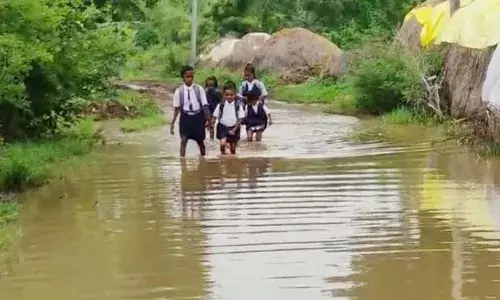 इधर सरकार चला रही सर्वशिक्षा अयान, उधर सड़क के लिए अनशन पर बैठे नौनिहाल
