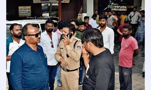 घर में सो रहे युवक को जगाकर झोंकी मिर्ची, फिर गोली मारकर हो गए फरार घर में सो रहे युवक को जगाकर झोंकी मिर्ची, फिर गोली मारकर हो गए फरार