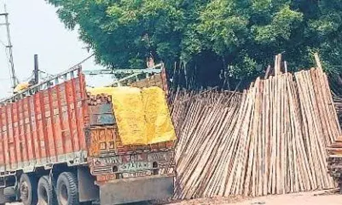 ट्रक में भरी हुई थी यूकेलिप्टस की लकड़ी वन विभाग ने किया जब्त ट्रक में भरी हुई थी यूकेलिप्टस की लकड़ी वन विभाग ने किया जब्त