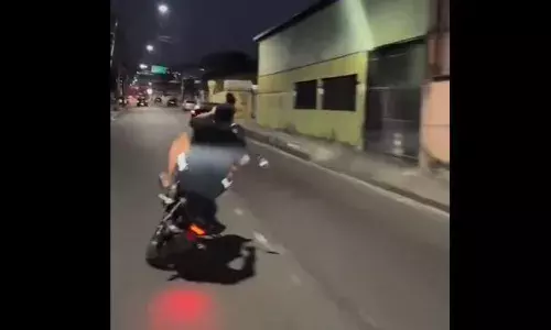 चलती हुई सड़क पर स्टंट दिखा रहा था शख्स, वायरल वीडियो में लोगों ने सुनाई खरी-खोटी, यहां देखें वीडियो