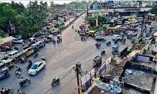 किनारों पर अतिक्रमणाें का मकड़जाल, रोटरी के पीछे तक सज गईं दुकानें, निकलना मुश्किल किनारों पर अतिक्रमणाें का मकड़जाल, रोटरी के पीछे तक सज गईं दुकानें, निकलना मुश्किल