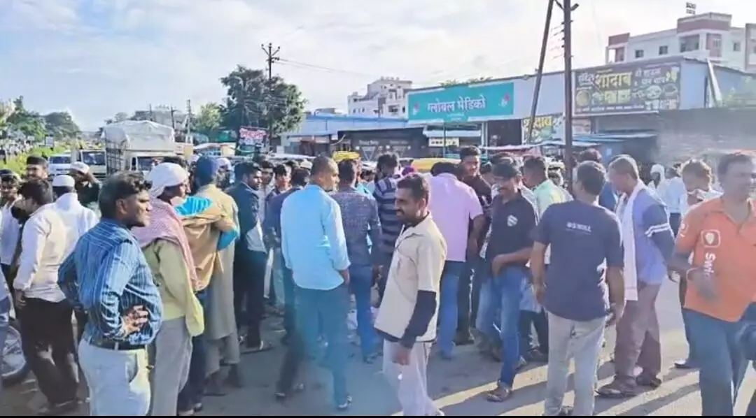 लातूर में भूगर्भ से आई तेज आवाज , नागरिकों में डर, घर छोड़ कर रास्ते पर भागे लातूर में भूगर्भ से आई तेज आवाज , नागरिकों में डर, घर छोड़ कर रास्ते पर भागे
