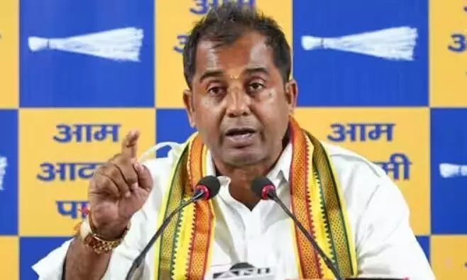 कालकाजी मंदिर पुजारी की हत्या मामले में गरमाई सियासत, AAP ने सत्ताधारी बीजेपी पर साधा निशाना कालकाजी मंदिर पुजारी की हत्या मामले में गरमाई सियासत, AAP ने सत्ताधारी बीजेपी पर साधा निशाना
