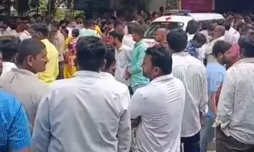 तेज रफ्तार कंटेनर ने पैदल चल रहे लोगों को कुचला, 6 श्रद्धालुओं की मौत तेज रफ्तार कंटेनर ने पैदल चल रहे लोगों को कुचला, 6 श्रद्धालुओं की मौत