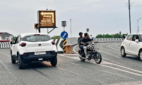 फ्लाईओवर पर अब भ्रमित नहीं होंगे चालक, लगाए गए संकेतक, बाहर से आने वालों को मिलेगी विशेष राहत फ्लाईओवर पर अब भ्रमित नहीं होंगे चालक, लगाए गए संकेतक, बाहर से आने वालों को मिलेगी विशेष राहत