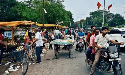 गोराबाजार-बिलहरी रोड पर लगने लगा अघोषित बाजार, राहगीर हो रहे त्रस्त गोराबाजार-बिलहरी रोड पर लगने लगा अघोषित बाजार, राहगीर हो रहे त्रस्त