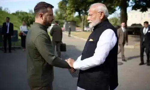 जेलेंस्की ने पीएम मोदी से फोन पर की बात, यूक्रेन में चल रही स्थिति के बारे में दी जानकारी, भारतीय प्रधानमंत्री बोले - हम शांति.., जेलेंस्की ने पीएम मोदी से फोन पर की बात, यूक्रेन में चल रही स्थिति के बारे में दी जानकारी, भारतीय प्रधानमंत्री बोले - हम शांति..,