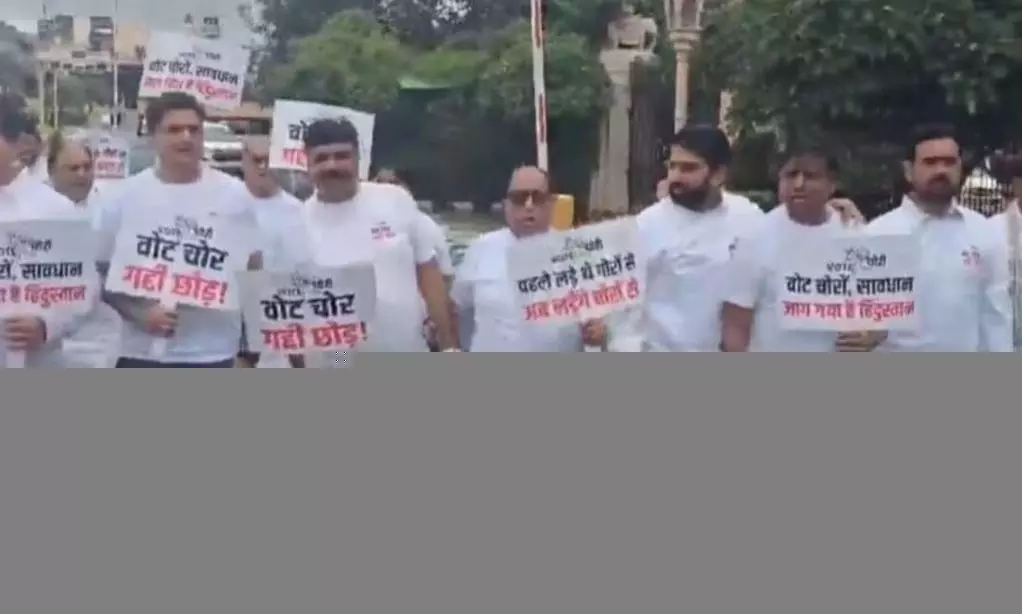 राजस्थान विधानसभा के पहले ही दिन हुआ भारी हंगामा, 3 सितंबर तक सत्र को किया गया स्थगित राजस्थान विधानसभा के पहले ही दिन हुआ भारी हंगामा, 3 सितंबर तक सत्र को किया गया स्थगित