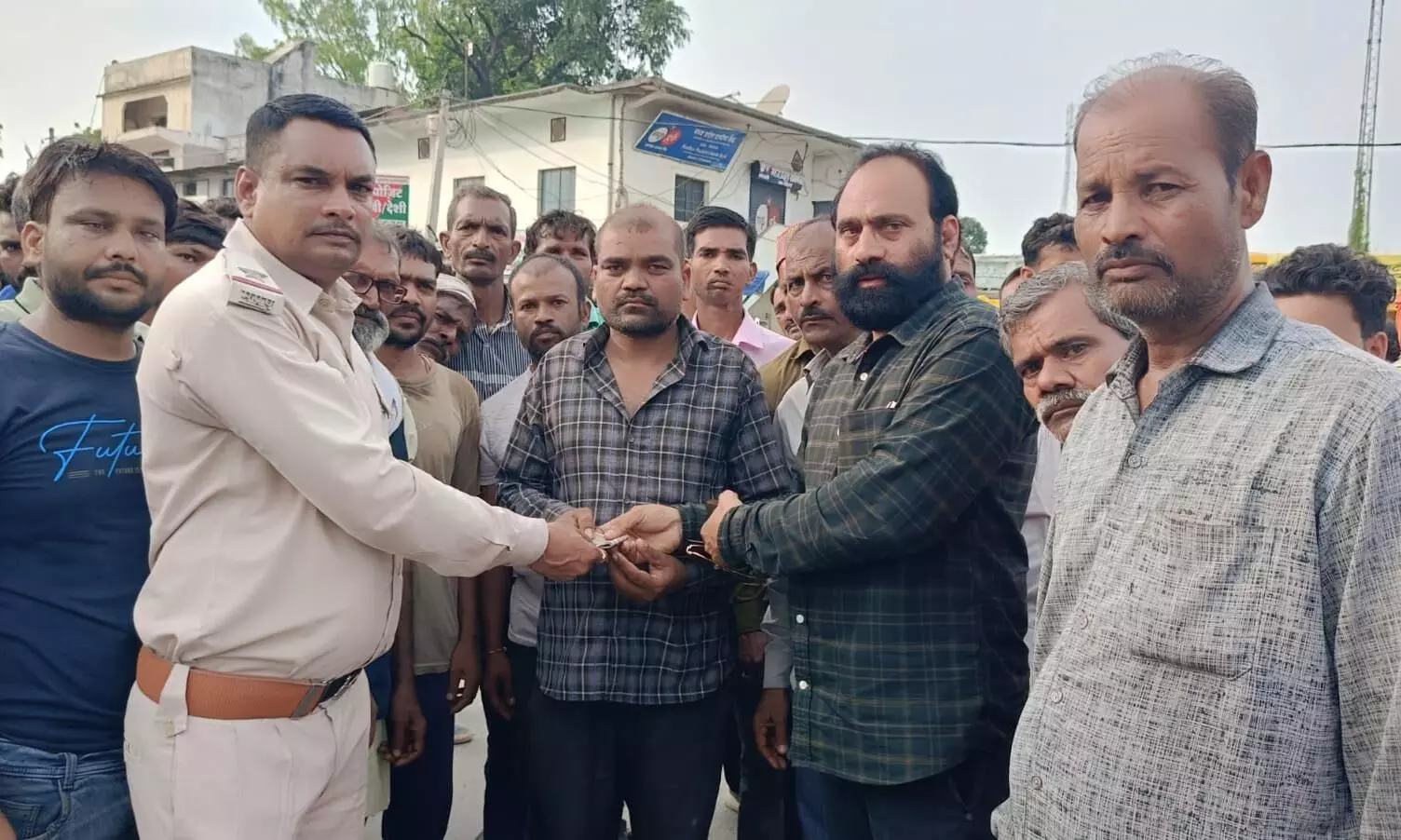 श्रमिक की मौत के साढ़े 3 घंटे बाद बनाया गया संबल कार्ड श्रमिक की मौत के साढ़े 3 घंटे बाद बनाया गया संबल कार्ड