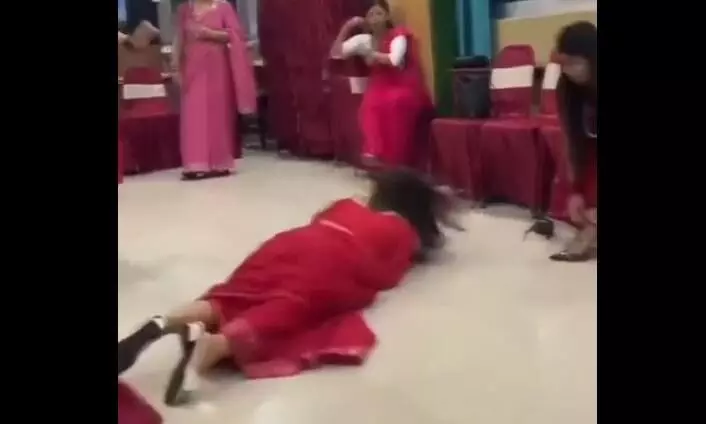 लाल साड़ी पहनकर लाल परी गाने पर नाच रही थी महिला, फिर हुआ कुछ ऐसा कि नहीं रुकी लोगों की हंसी लाल साड़ी पहनकर लाल परी गाने पर नाच रही थी महिला, फिर हुआ कुछ ऐसा कि नहीं रुकी लोगों की हंसी