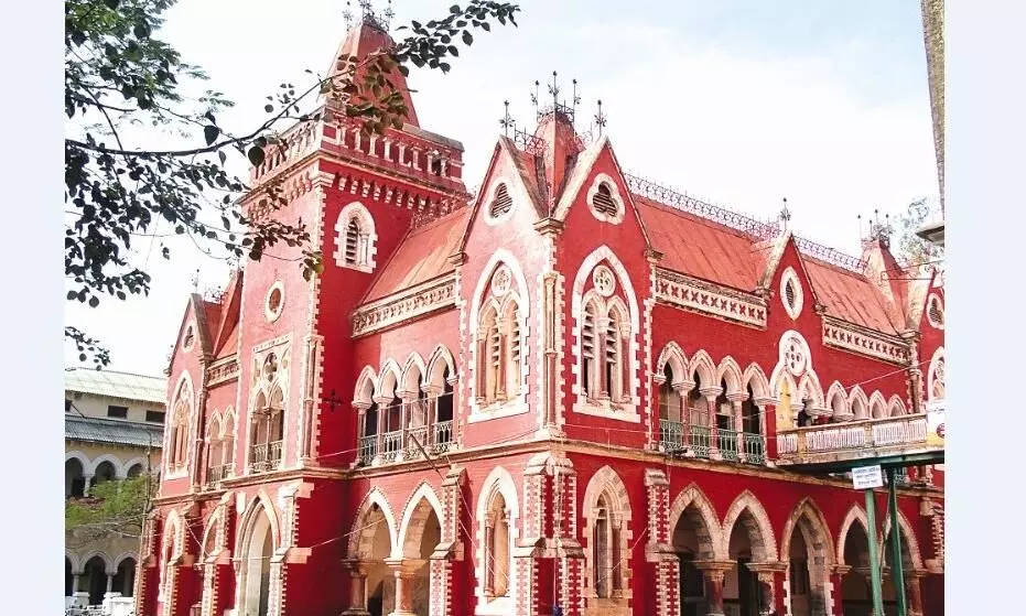 150 साल पुराने भवन से सटाकर बना दिया नया भवन, हेरिटेज बिल्डिंग की अनदेखी 150 साल पुराने भवन से सटाकर बना दिया नया भवन, हेरिटेज बिल्डिंग की अनदेखी