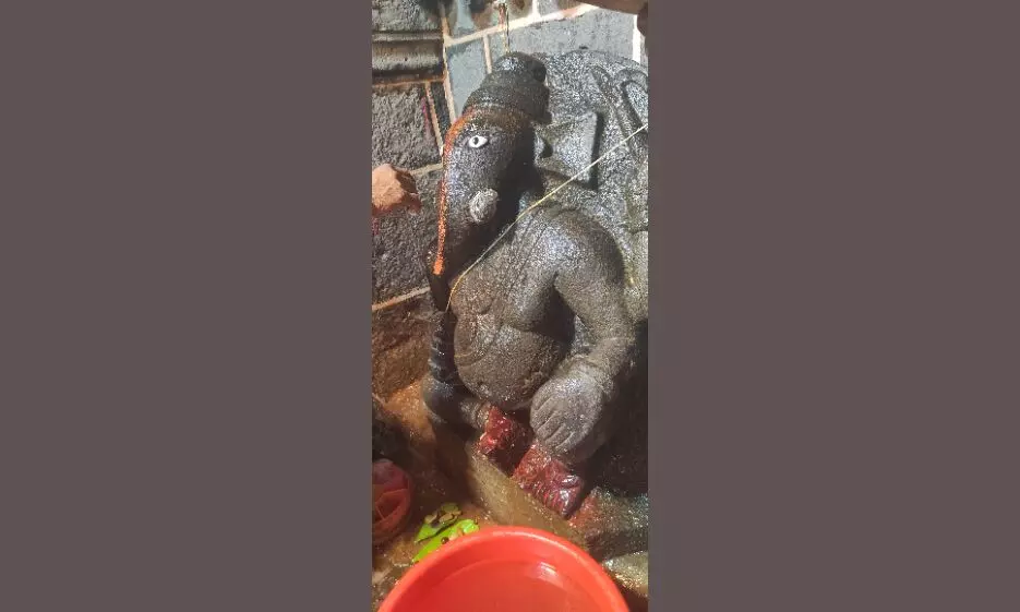 तुलजाभवानी मंदिर में दाहिनी सूंड वाले सिद्धिविनायक के दर्शन करने भक्तों की भारी भीड़ तुलजाभवानी मंदिर में दाहिनी सूंड वाले सिद्धिविनायक के दर्शन करने भक्तों की भारी भीड़