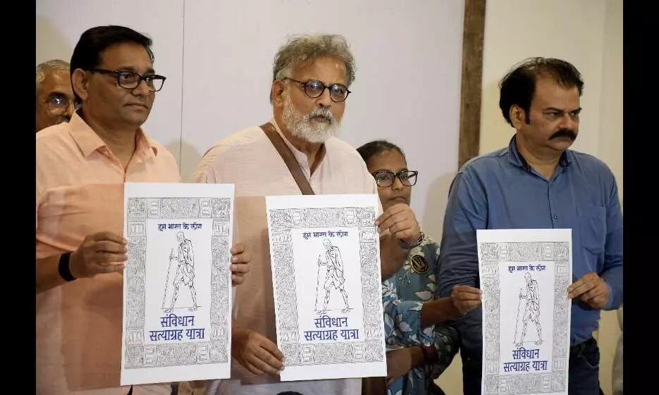 तुषार गांधी ने कहा- गांधीवादी क्रांतिकारी हैं, बंदूकधारी नहीं, सेवाग्राम तक निकलेगी संविधान सत्याग्रह पदयात्रा तुषार गांधी ने कहा- गांधीवादी क्रांतिकारी हैं, बंदूकधारी नहीं, सेवाग्राम तक निकलेगी संविधान सत्याग्रह पदयात्रा