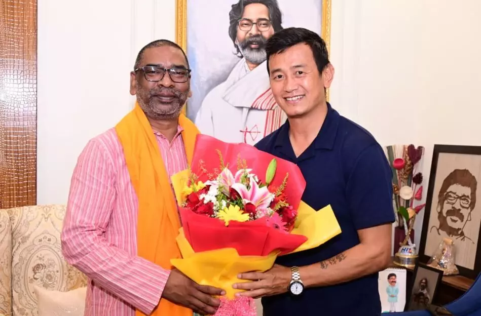 मुख्यमंत्री हेमंत सोरेन से भारतीय फुटबॉल टीम के पूर्व कप्तान वाइचुंग भूटिया ने शिष्टाचार भेंट की मुख्यमंत्री हेमंत सोरेन से भारतीय फुटबॉल टीम के पूर्व कप्तान वाइचुंग भूटिया ने शिष्टाचार भेंट की