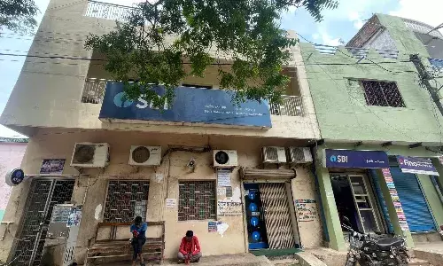 अजयगढ में स्टेट बैंक शाखा शिफ्टिंग को लेकर लोगों में आक्रोश, नियमों का पालन न करने के लगाए जा रहे आरोप