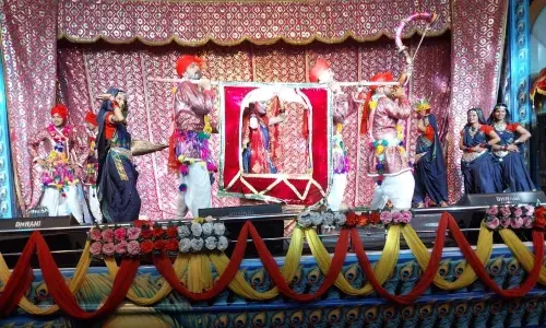 कलाकारों की भाव-भंगिमाएं और मुरली की मधुर तान ने कर दिया दर्शकों को भाव विभोर कलाकारों की भाव-भंगिमाएं और मुरली की मधुर तान ने कर दिया दर्शकों को भाव विभोर