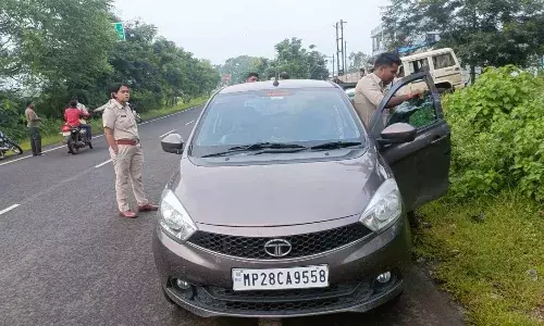 कार्रवाई...कारों से काली फिल्म और बुलेट से साइलेंसर निकाले कार्रवाई...कारों से काली फिल्म और बुलेट से साइलेंसर निकाले