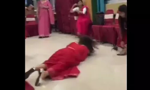 लाल साड़ी पहनकर लाल परी गाने पर नाच रही थी महिला, फिर हुआ कुछ ऐसा कि नहीं रुकी लोगों की हंसी