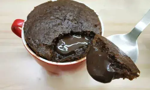 अपने टीचर्स के लिए बनाना है कुछ खास, तो यहां देखें चॉको लावा केक मग केक की बिल्कुल आसान सी रेसिपी अपने टीचर्स के लिए बनाना है कुछ खास, तो यहां देखें चॉको लावा केक मग केक की बिल्कुल आसान सी रेसिपी