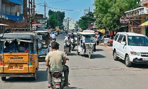 जिस सड़क को पूरा 60 फीट चौड़ा बनना था उसको कहीं 50 तो कहीं 30 फीट बना दिया जिस सड़क को पूरा 60 फीट चौड़ा बनना था उसको कहीं 50 तो कहीं 30 फीट बना दिया
