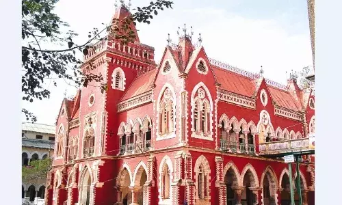 150 साल पुराने भवन से सटाकर बना दिया नया भवन, हेरिटेज बिल्डिंग की अनदेखी 150 साल पुराने भवन से सटाकर बना दिया नया भवन, हेरिटेज बिल्डिंग की अनदेखी