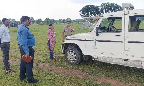 अतिरिक्त पुलिस अधीक्षक ने महाविद्यालय ग्राउंड पहुंचकर किया निरीक्षण, सीएम के कार्यक्रम को लेकर देखी व्यवस्थायें अतिरिक्त पुलिस अधीक्षक ने महाविद्यालय ग्राउंड पहुंचकर किया निरीक्षण, सीएम के कार्यक्रम को लेकर देखी व्यवस्थायें