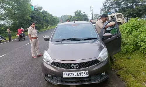 कारों से काली फिल्म और बुलेट से साइलेंसर निकाले कारों से काली फिल्म और बुलेट से साइलेंसर निकाले