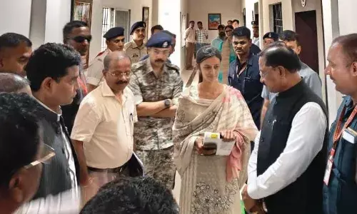 बाढ़ में बही पुस्तकें, टेबलेट भी हुआ खराब, पर नहीं रुकेगी पूनम की प्रतियोगी परीक्षा की तैयारी बाढ़ में बही पुस्तकें, टेबलेट भी हुआ खराब, पर नहीं रुकेगी पूनम की प्रतियोगी परीक्षा की तैयारी