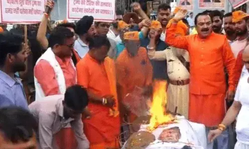भोपाल में निकली अमेरिकी राष्ट्रपति की शव यात्रा, भारत पर लगाए 50 फीसदी टैरिफ के विरोध में फूंका पुतला