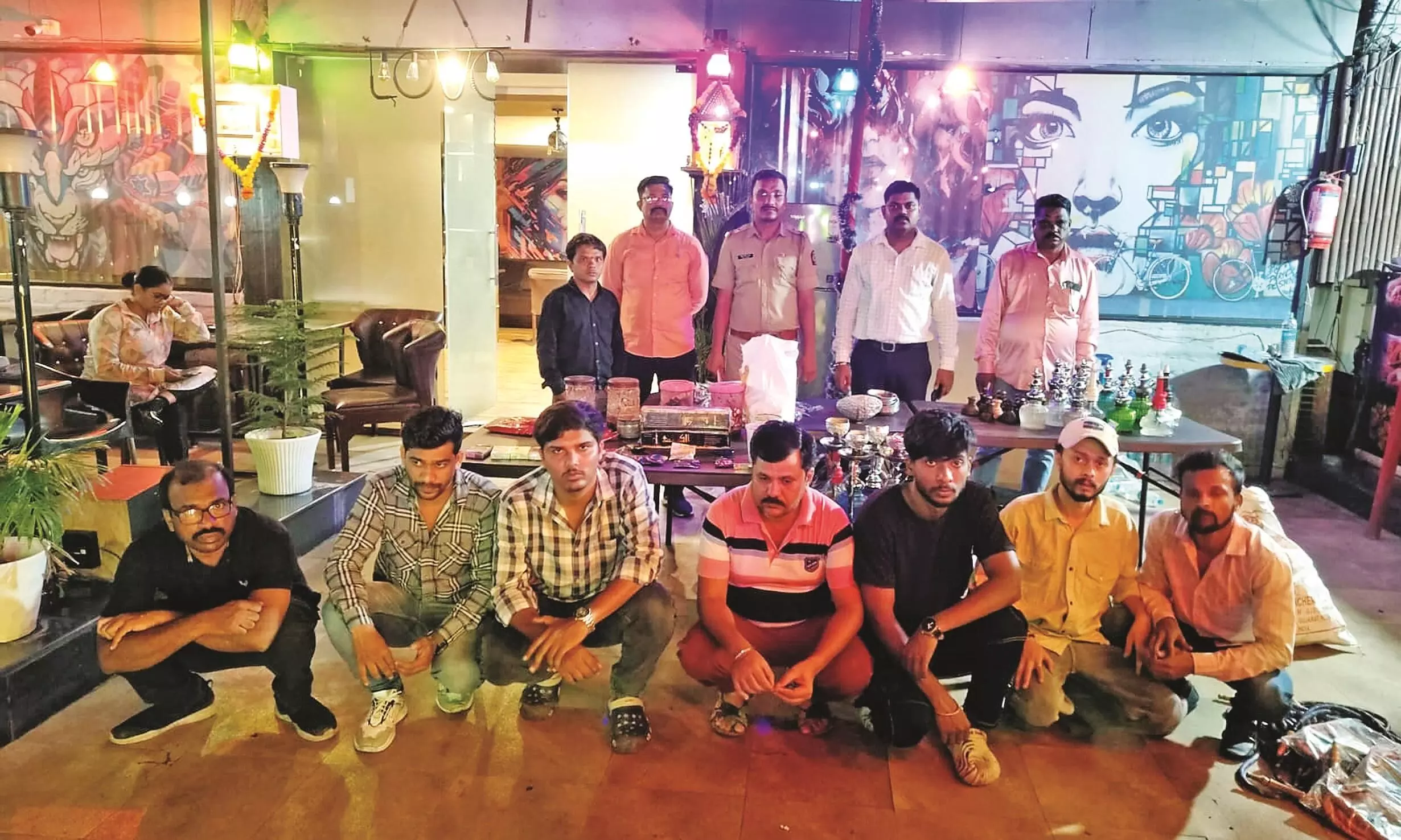 कमाल चौक में हुक्का पार्लर पर पुलिस ने मारा छापा , 9 गिरफ्तार कमाल चौक में हुक्का पार्लर पर पुलिस ने मारा छापा , 9 गिरफ्तार