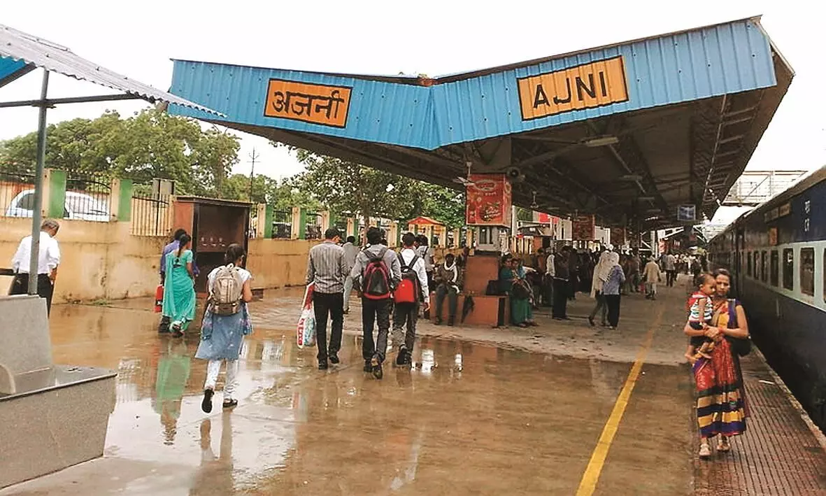 अजनी स्टेशन में रोशनी की पर्यायी व्यवस्था नहीं, यात्री हो रहे परेशान अजनी स्टेशन में रोशनी की पर्यायी व्यवस्था नहीं, यात्री हो रहे परेशान