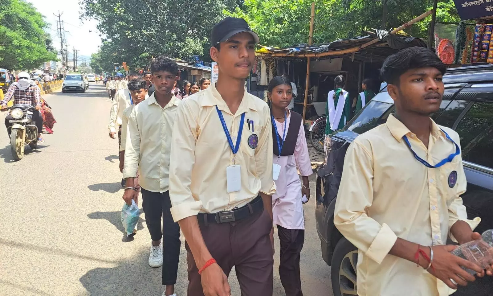 हॉस्टल में खराब खाने की परेशानी बताने छात्रों ने निकाला 7 किलोमीटर पैदल मार्च हॉस्टल में खराब खाने की परेशानी बताने छात्रों ने निकाला 7 किलोमीटर पैदल मार्च