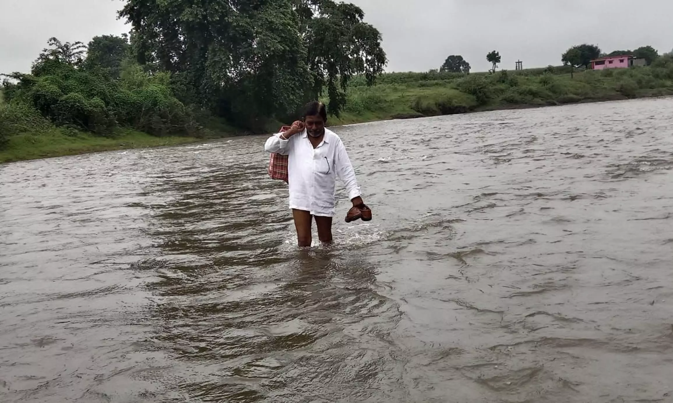 हाथ में जूते और कंधे पर पतलून, ऐसे करते हैं शिक्षक-छात्र नदी पार हाथ में जूते और कंधे पर पतलून, ऐसे करते हैं शिक्षक-छात्र नदी पार