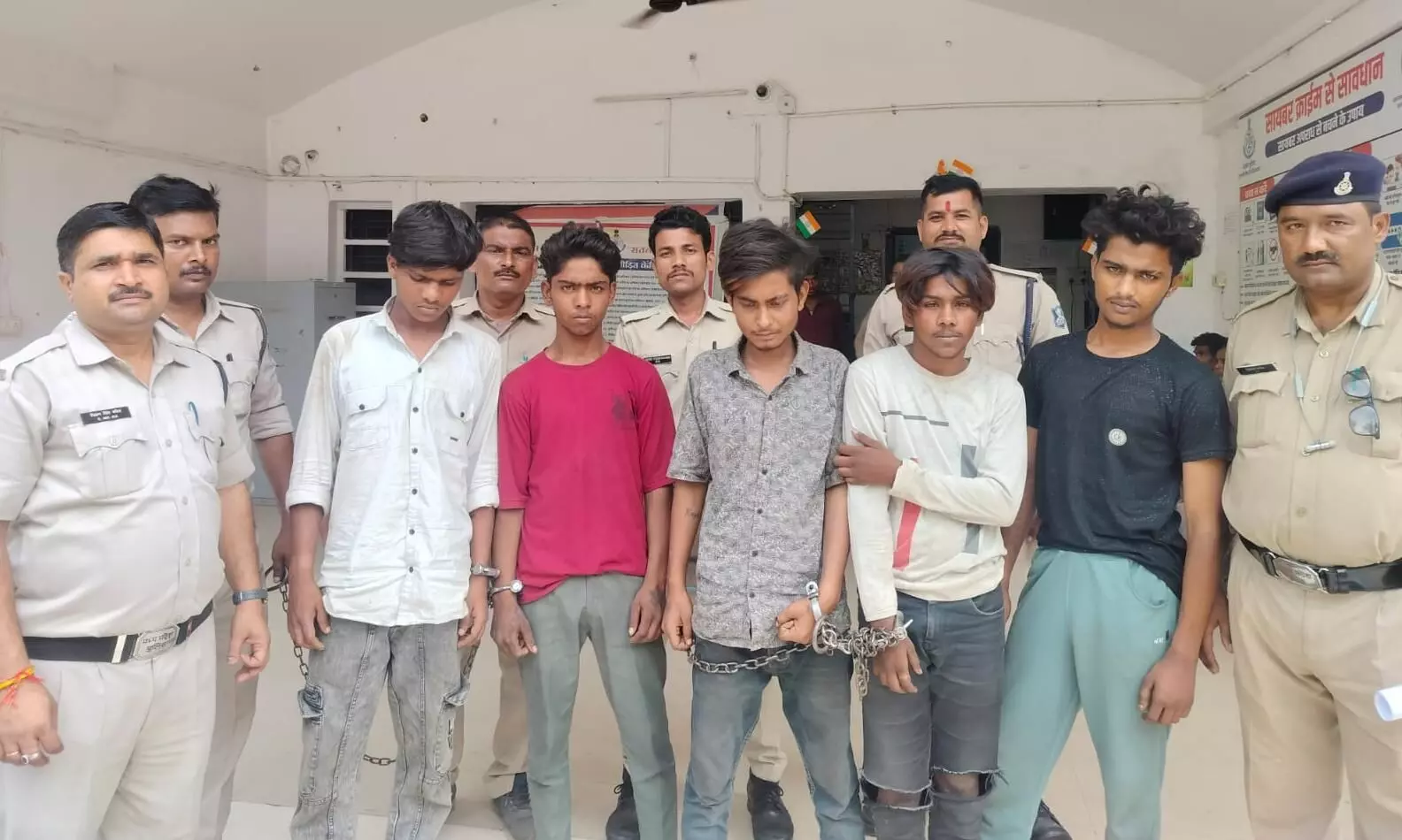 सुनसान इलाके में लूटपाट करने वाले गैंग के 5 आरोपी गिरफ्तार सुनसान इलाके में लूटपाट करने वाले गैंग के 5 आरोपी गिरफ्तार