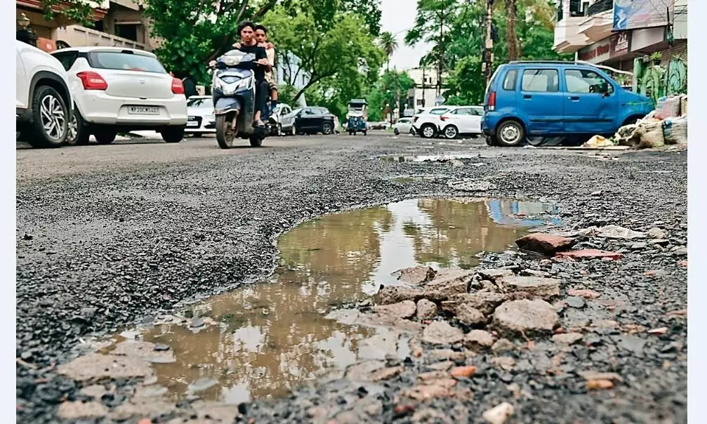 इन सड़कों पर चलकर कैसे होंगे गणपति के दर्शन इन सड़कों पर चलकर कैसे होंगे गणपति के दर्शन