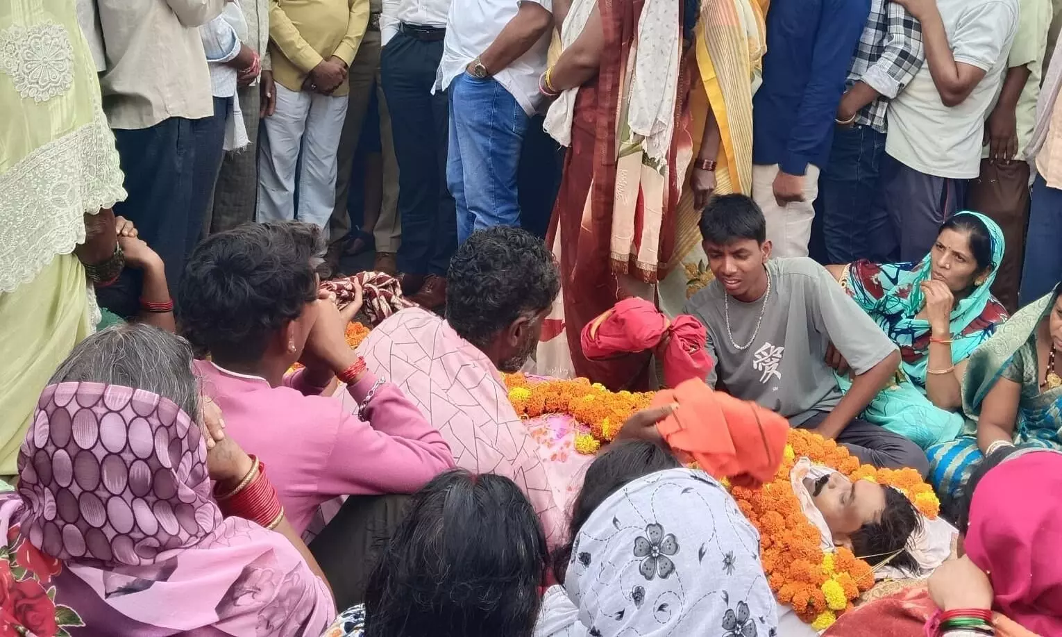 हाइवे पर शव रखकर परिजनों ने किया चक्काजाम, प्रशासनिक अधिकारियों के आश्वासन पर सुलझा मामला हाइवे पर शव रखकर परिजनों ने किया चक्काजाम, प्रशासनिक अधिकारियों के आश्वासन पर सुलझा मामला