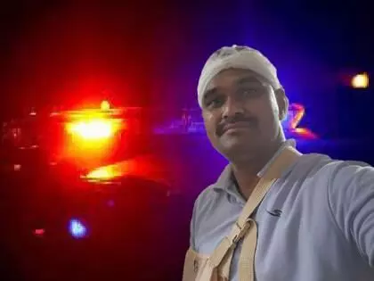 सायरन बजाती हुई तेज रफ्तार कार ने अधिकारी को 80 मीटर तक घसीटा, हालत गंभीर सायरन बजाती हुई तेज रफ्तार कार ने अधिकारी को 80 मीटर तक घसीटा, हालत गंभीर