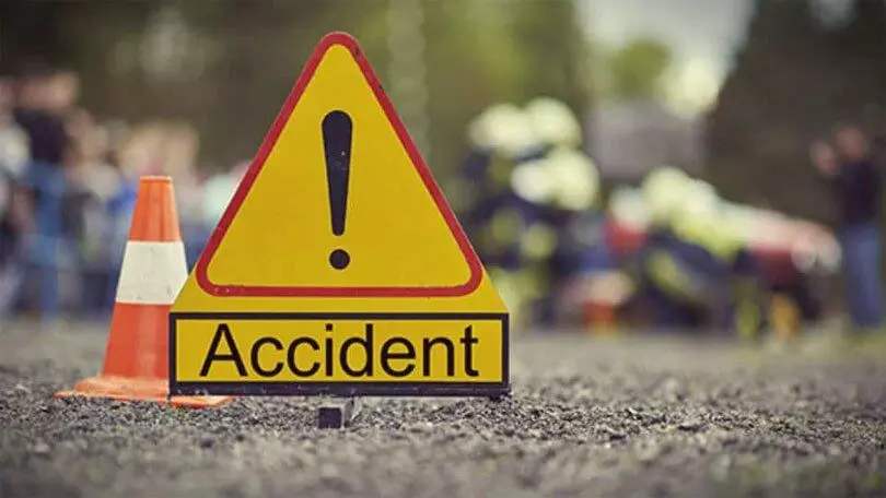 बोरी के पास कार पलटी, चालक सहित दो युवक हुए घायल बोरी के पास कार पलटी, चालक सहित दो युवक हुए घायल